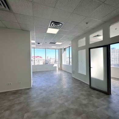 Rent office in the business center with an area of 345 sq m