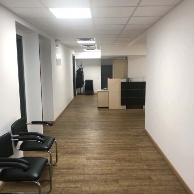 Rent office in the business center with an area of 324 sq m on the 1st semibasement floor